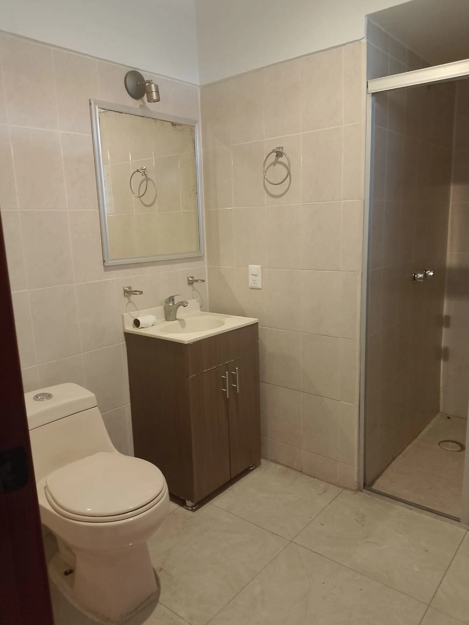 casa-en-renta-loma-bonita-ejidal-zapopan-bano-completo-1 Baño completo moderno de casa en renta en Loma Bonita Ejidal, dentro de desarrollo residencial en Zapopan