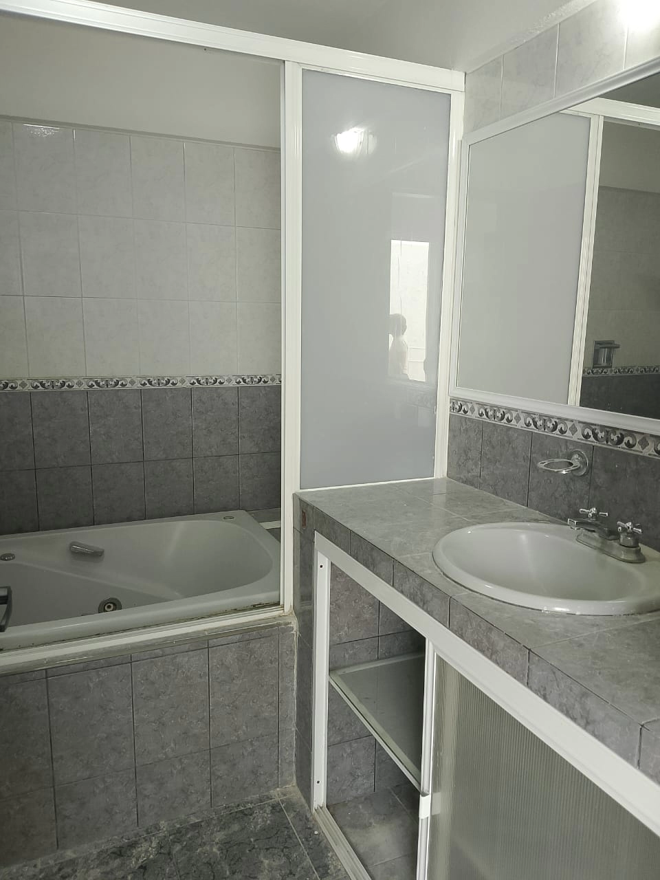 casa-en-renta-loma-bonita-ejidal-zapopan-bano-completo-2 Baño completo moderno de casa en renta en Loma Bonita Ejidal, dentro de desarrollo residencial en Zapopan