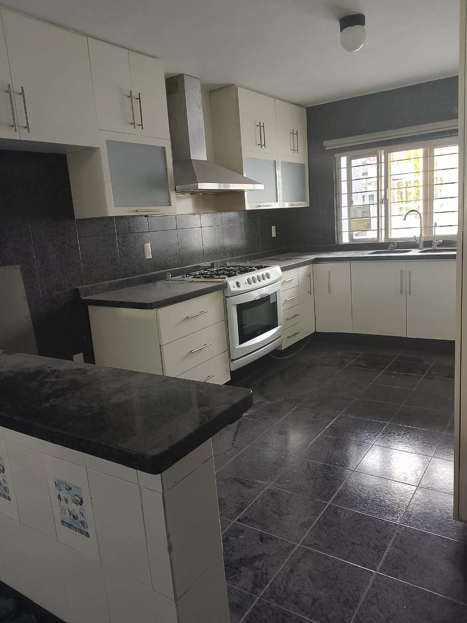 casa-en-renta-loma-bonita-ejidal-zapopan-cocina-integral Cocina integral con barra desayunador en casa en renta en Loma Bonita Ejidal, Zapopan