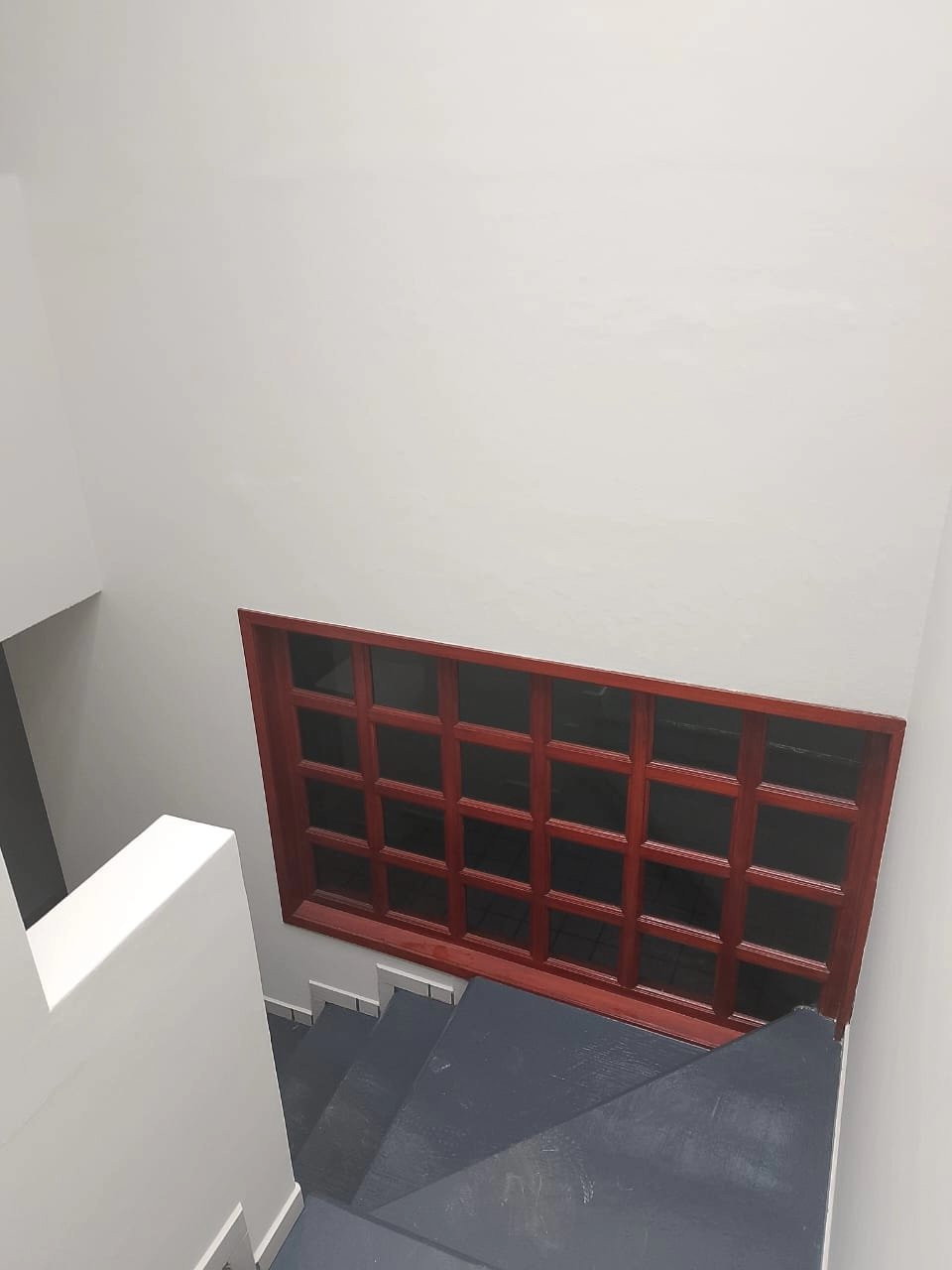 casa-en-renta-loma-bonita-ejidal-zapopan-escaleras Vista general de casa amplia en renta en Loma Bonita Ejidal, perfecta para oficinas o vivienda familiar.