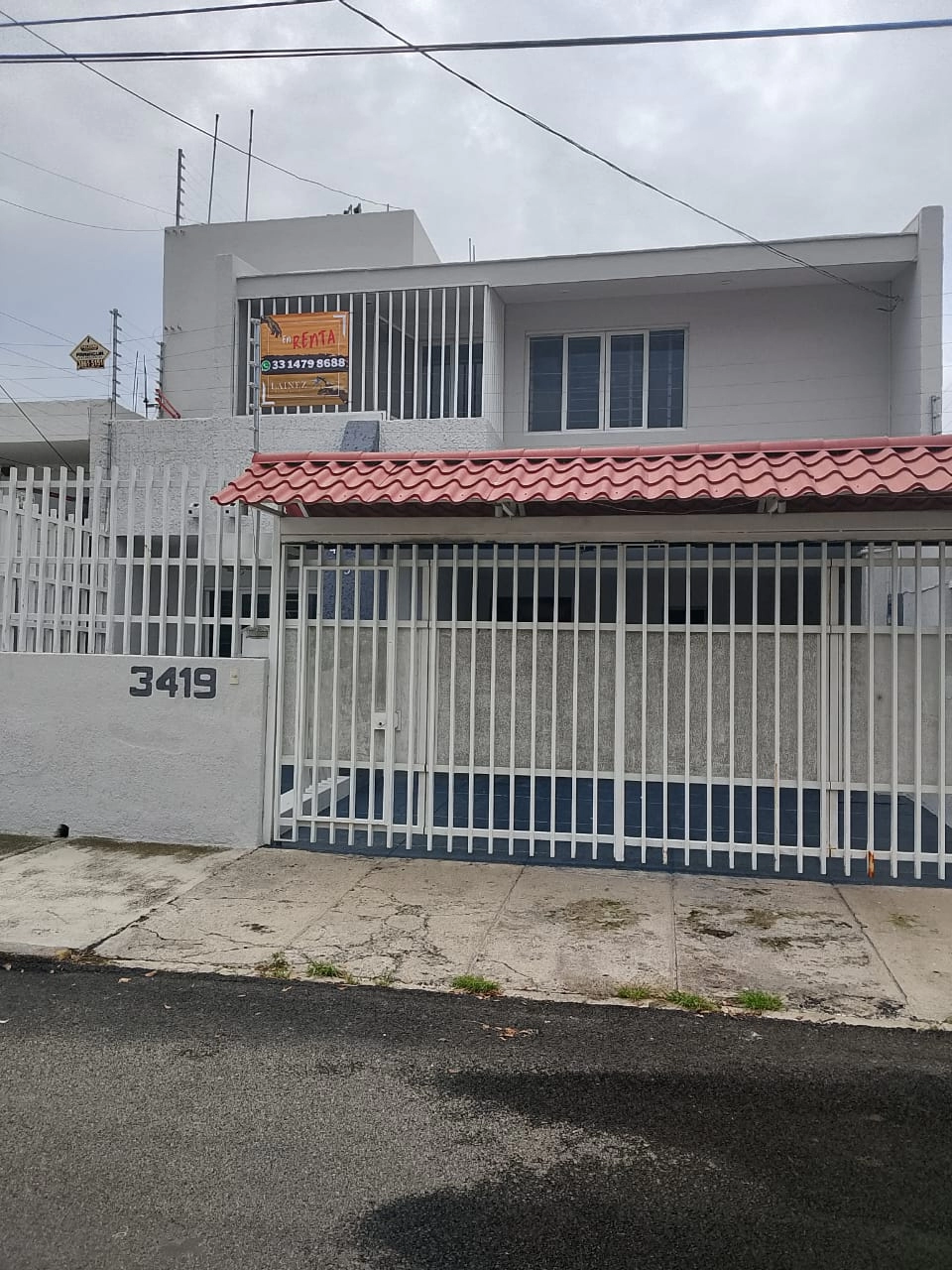 casa-en-renta-loma-bonita-ejidal-zapopan-frente Fachada de casa en renta en Loma Bonita Ejidal, Zapopan, dentro del mercado de bienes raíces Guadalajara