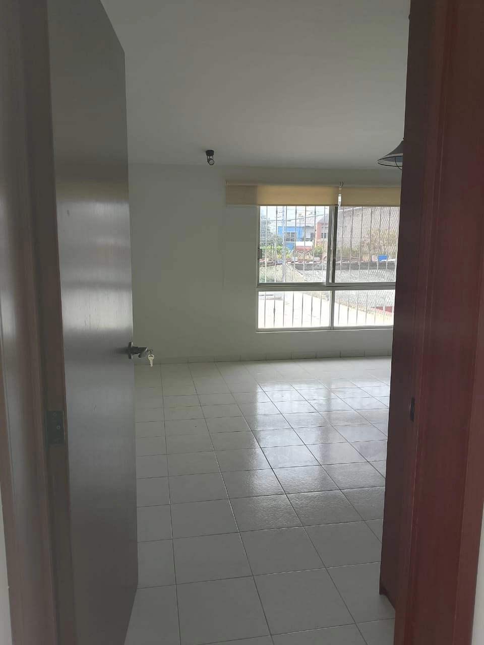 casa-en-renta-loma-bonita-ejidal-zapopan-recamara-principal-1 Recámara principal con clóset y baño completo en casa en renta en Zapopan, Jalisco