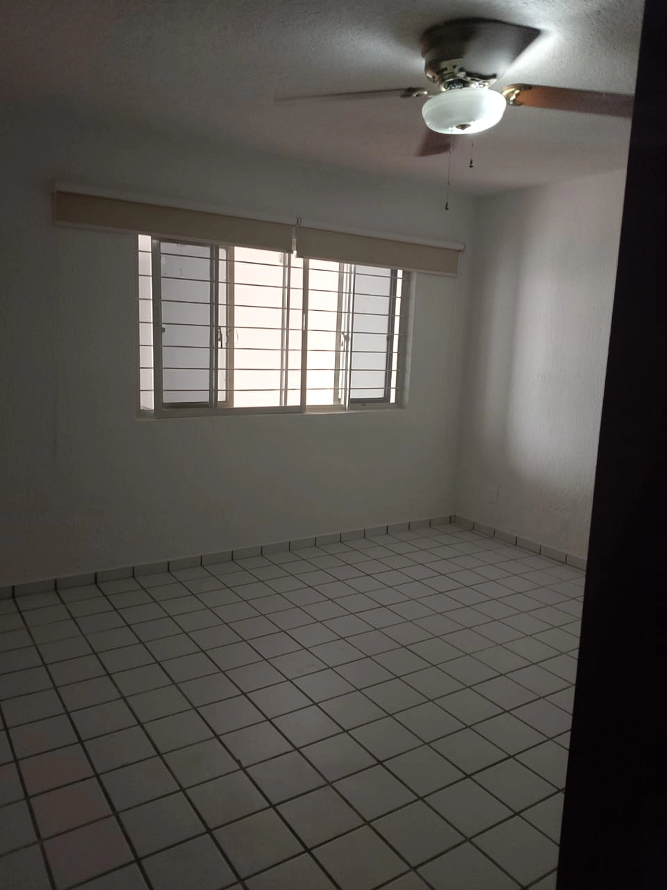 casa-en-renta-loma-bonita-ejidal-zapopan-recamara-principal-2 Recámara principal con clóset y baño completo en casa en renta en Zapopan, Jalisco