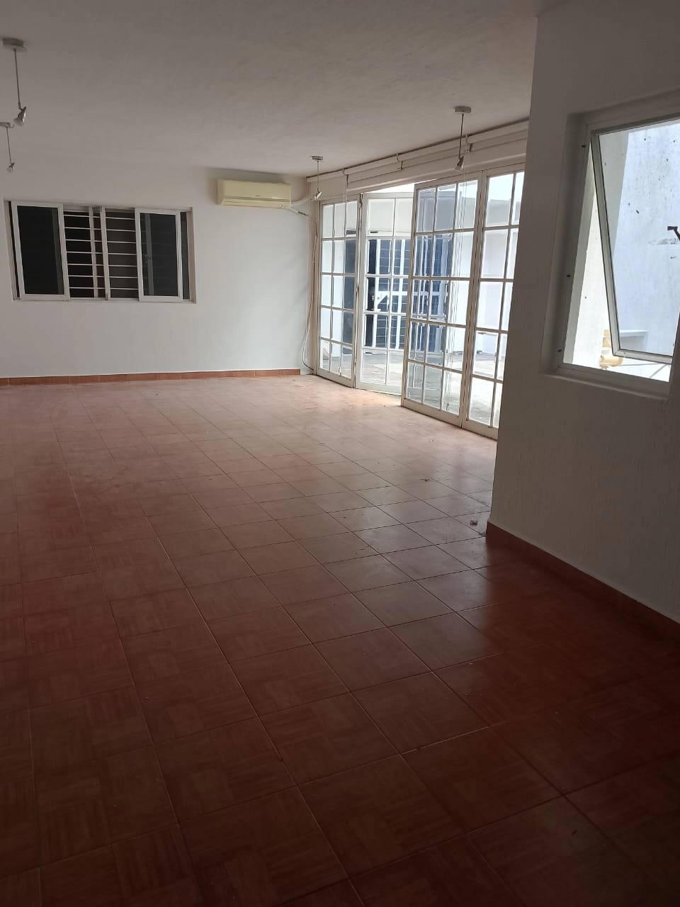 casa-en-renta-loma-bonita-ejidal-zapopan-sala-comedor-1 Sala y comedor amplios de casa en renta en Zapopan, ideales para uso habitacional