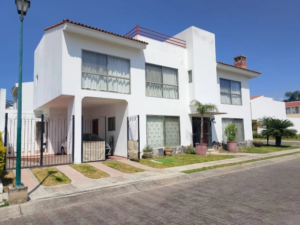Casa en venta en Nueva Galicia Residencial, Tlajomulco de Zúñiga, dentro de coto con seguridad, alberca y amenidades. Bienes raíces Guadalajara.
