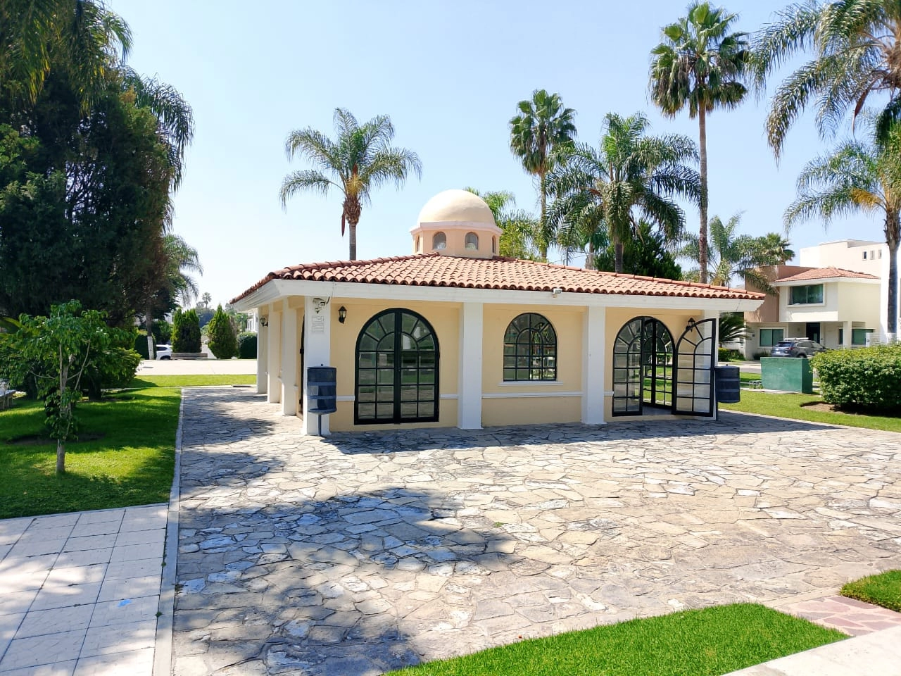 Casa en venta en Nueva Galicia Residencial, Tlajomulco de Zúñiga, dentro de coto con seguridad, alberca y amenidades. Bienes raíces Guadalajara. Casa en venta en Nueva Galicia Residencial, Tlajomulco de Zúñiga, dentro de coto con seguridad, alberca y amenidades. Bienes raíces Guadalajara.