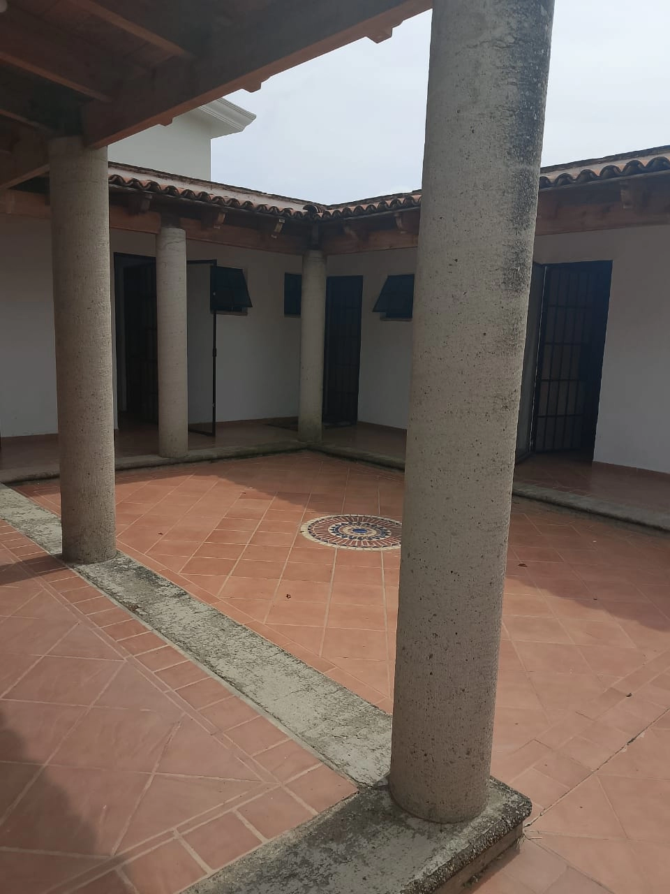area-de-lavado-casa-en-venta-colinas-de-santa-anita 2 Área de lavado funcional y bien ventilada en casa en venta en Colinas de Santa Anita, Guadalajara.