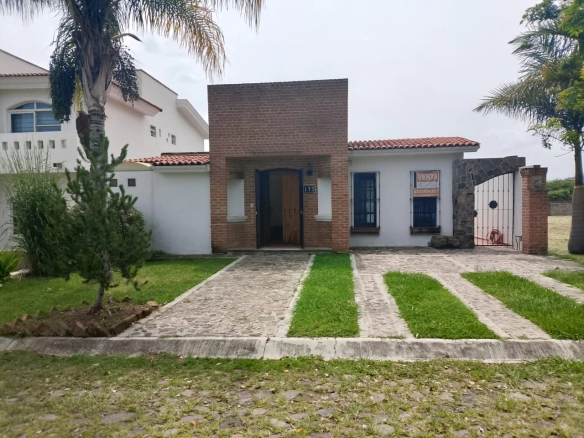Fachada de casa en venta en Colinas de Santa Anita, Guadalajara, dentro de fraccionamiento residencial con acceso controlado.