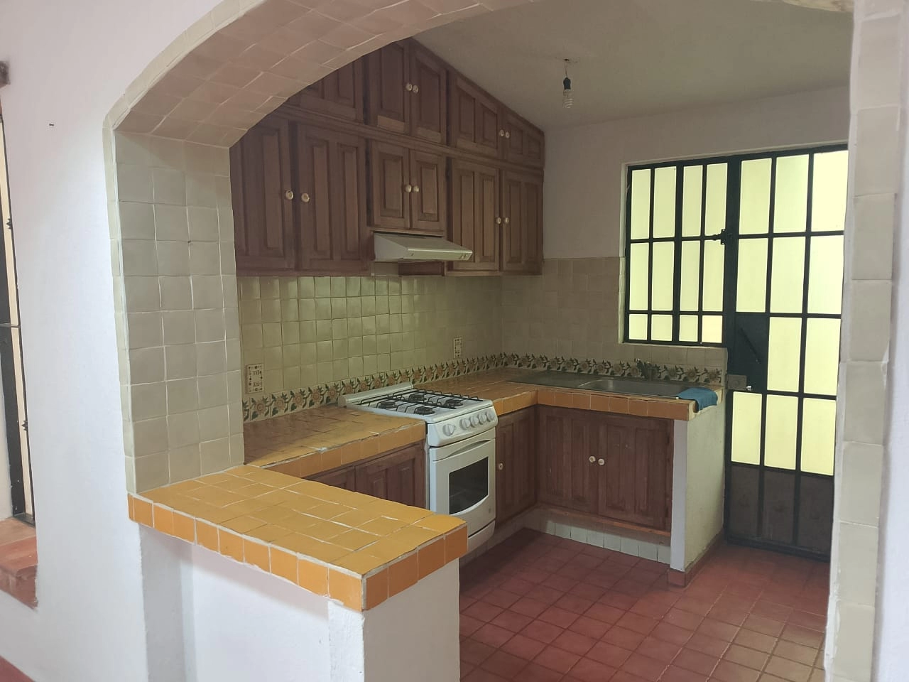 cocina-integral-casa-en-venta-colinas-de-santa-anita 1 Cocina integral con barra y acabados de calidad en casa en venta en Colinas de Santa Anita, Guadalajara.