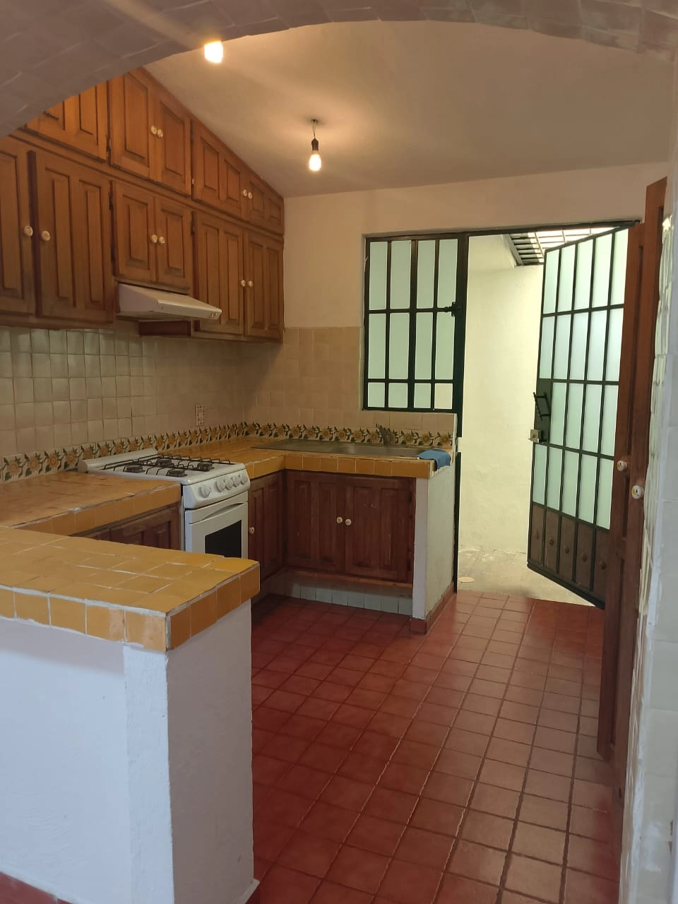 cocina-integral-casa-en-venta-colinas-de-santa-anita 2 Cocina integral con barra y acabados de calidad en casa en venta en Colinas de Santa Anita, Guadalajara.