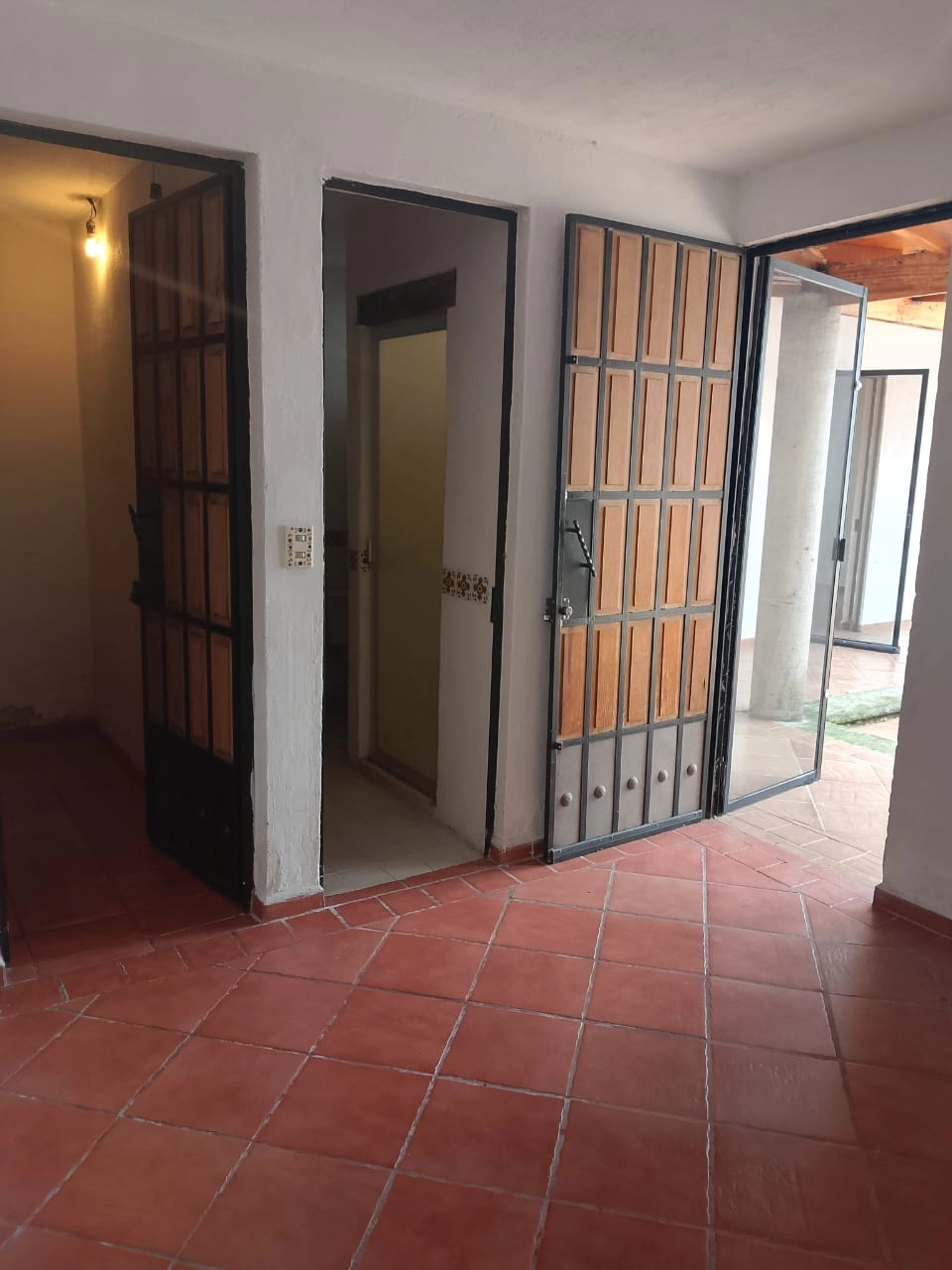 entrada-casa-en-venta-colinas-de-santa-anita-guadalajara 1 Entrada principal de casa con diseño moderno y jardín frontal en Colinas de Santa Anita, Guadalajara.