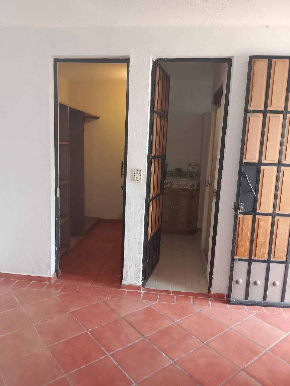 entrada-casa-en-venta-colinas-de-santa-anita-guadalajara 2 Entrada principal de casa con diseño moderno y jardín frontal en Colinas de Santa Anita, Guadalajara.