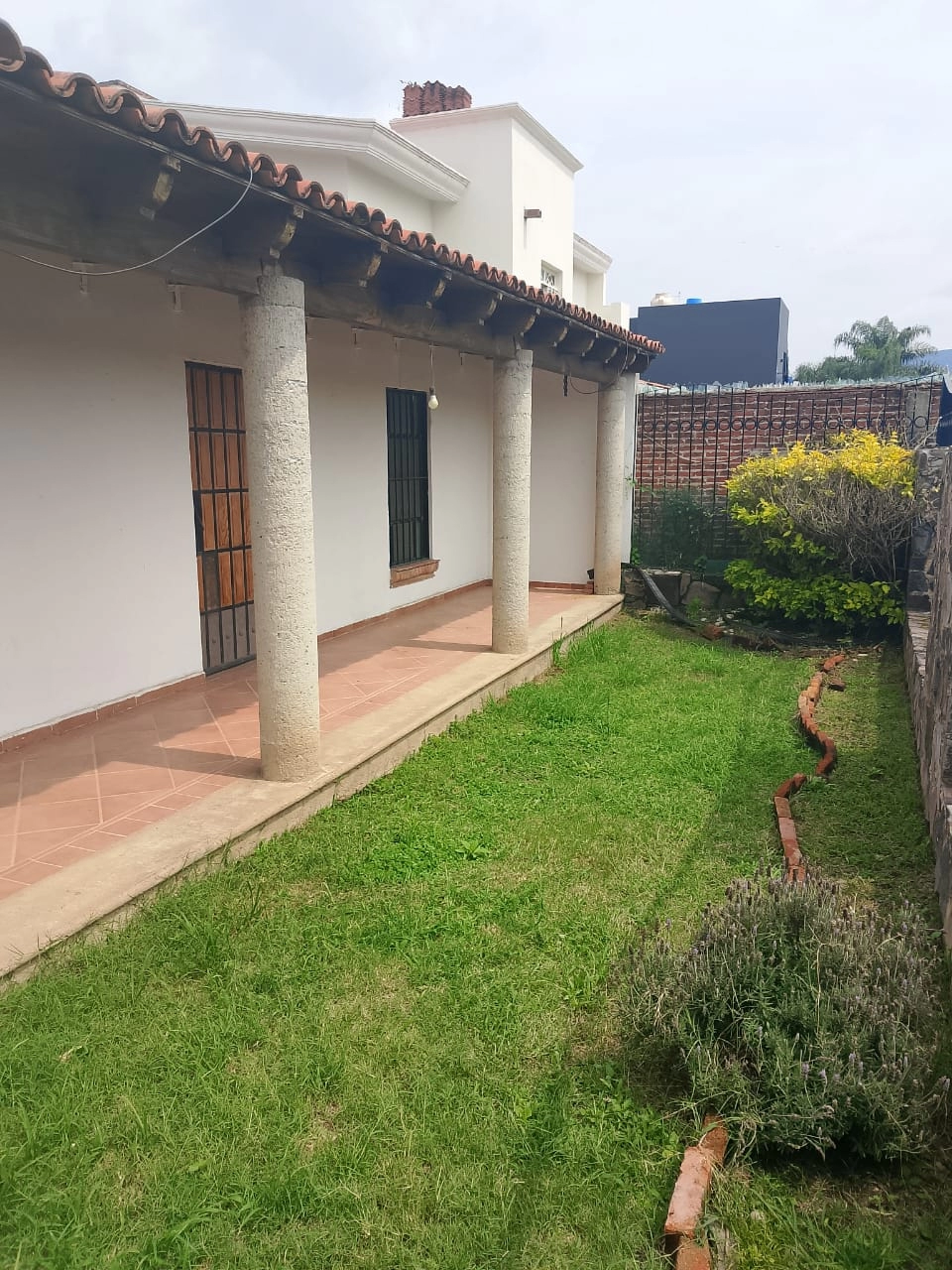 jardin-casa-en-venta-colinas-de-santa-anita-guadalajara 1 Jardín con fuente decorativa en casa en venta en Colinas de Santa Anita, Guadalajara.