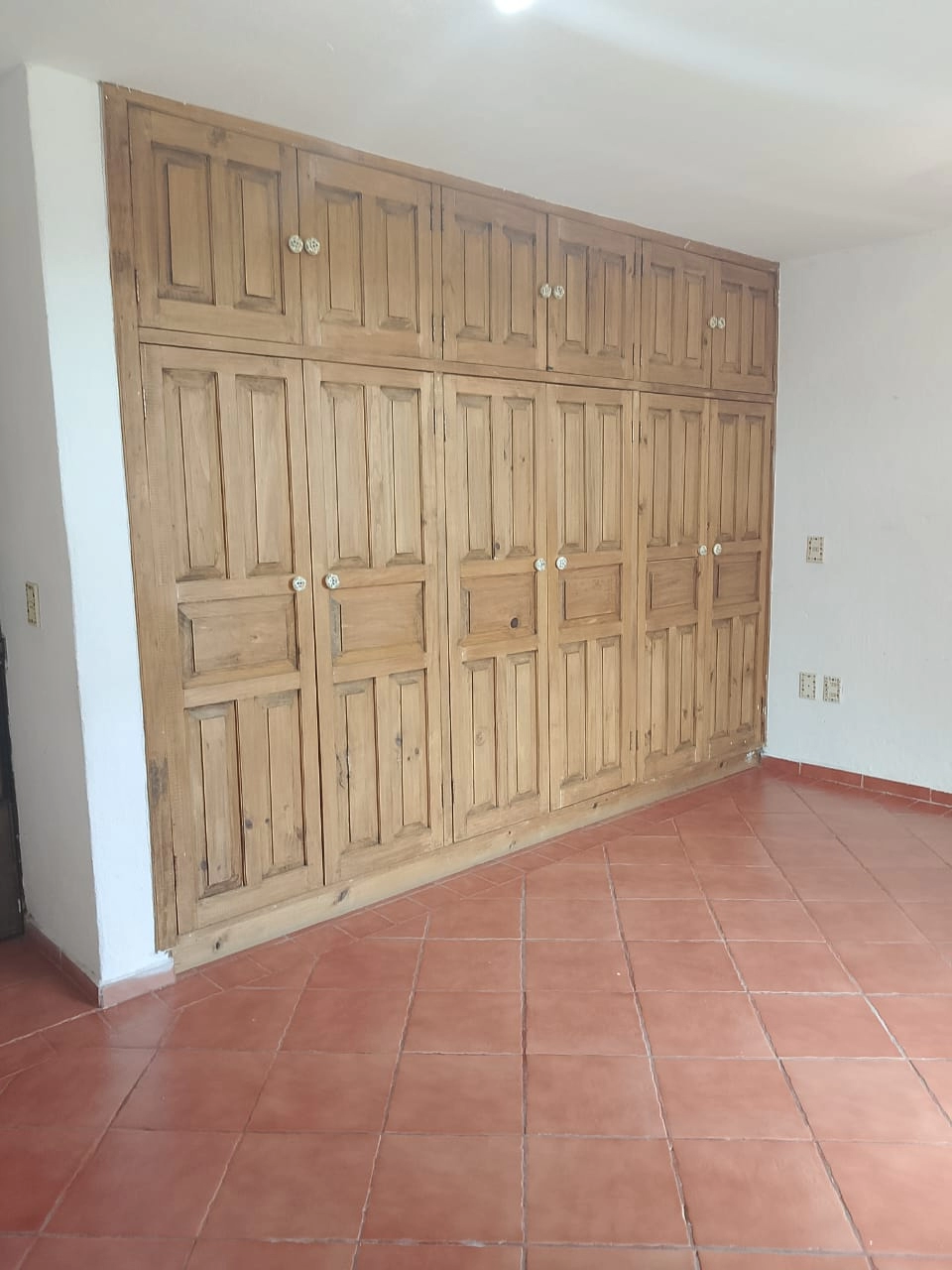 recamara-principal-casa-en-venta-colinas-de-santa-anita Recámara principal con baño y vestidor en casa ubicada en Colinas de Santa Anita, Guadalajara.