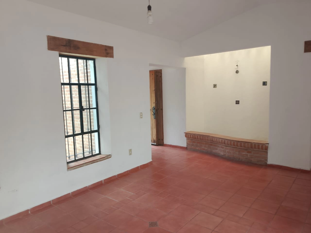 sala-comedor-casa-en-venta-colinas-de-santa-anita-guadalajara 1 Sala y comedor amplios e iluminados en casa de un nivel en Colinas de Santa Anita, Guadalajara