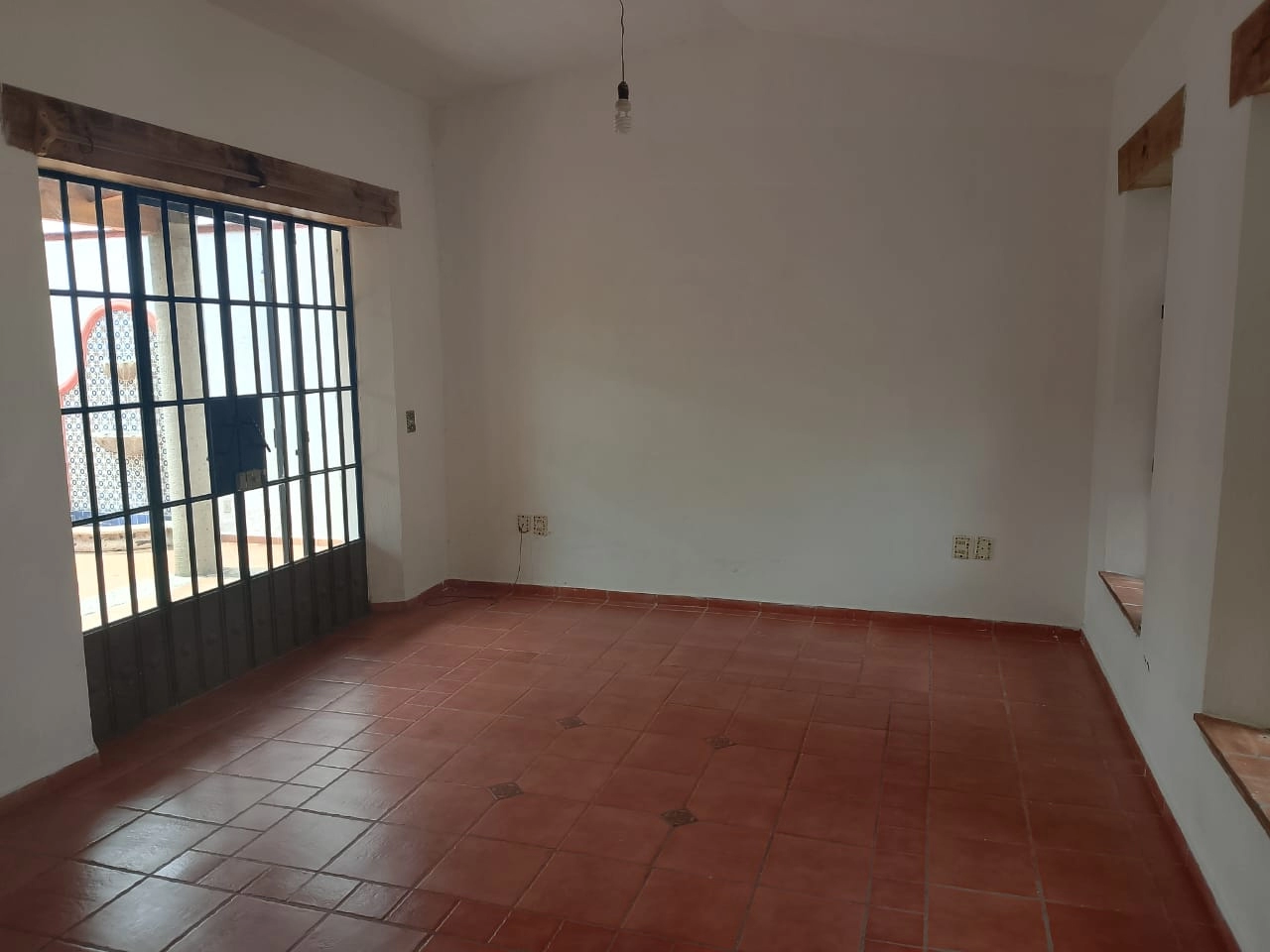 sala-comedor-casa-en-venta-colinas-de-santa-anita-guadalajara 2 Sala y comedor amplios e iluminados en casa de un nivel en Colinas de Santa Anita, Guadalajara