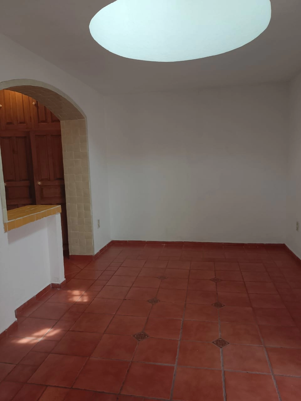 sala-comedor-casa-en-venta-colinas-de-santa-anita-guadalajara 3 (2) Sala y comedor amplios e iluminados en casa de un nivel en Colinas de Santa Anita, Guadalajara