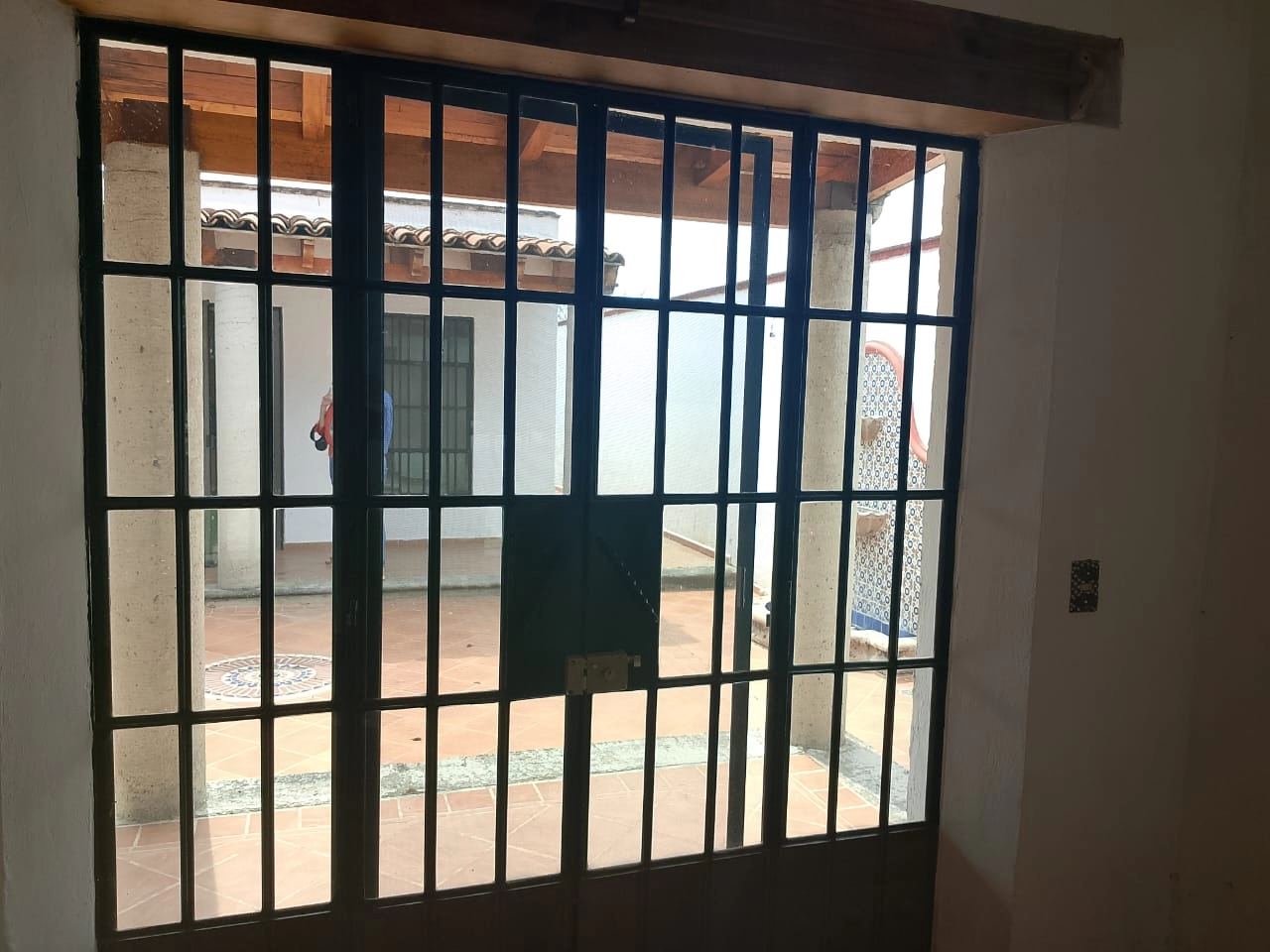 sala-comedor-casa-en-venta-colinas-de-santa-anita-guadalajara 3 Sala y comedor amplios e iluminados en casa de un nivel en Colinas de Santa Anita, Guadalajara