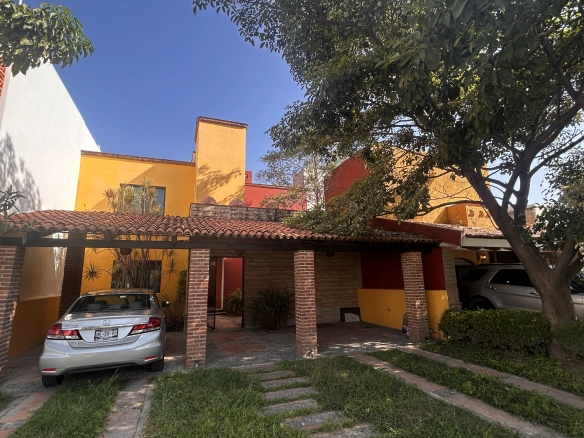 casa-en-venta-arbolada-bosques-de-santa-anita-guadalajara-fachada