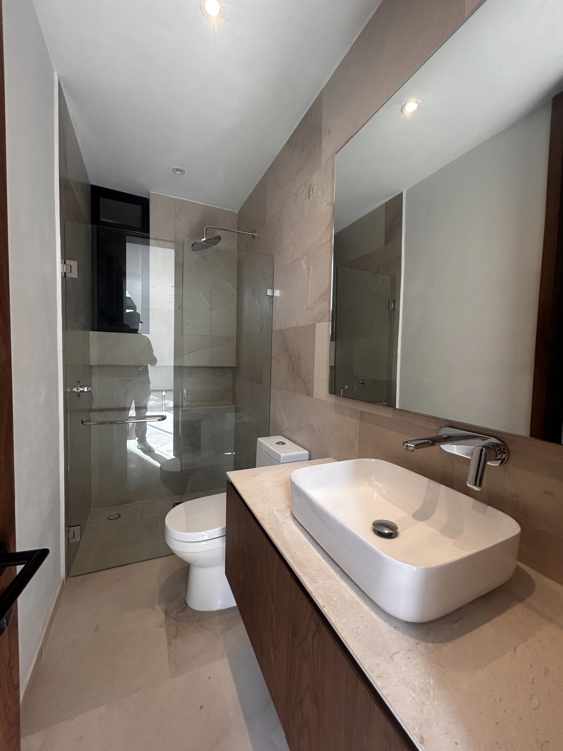 Baño con acabados de lujo en casa en venta en El Edén Residencial