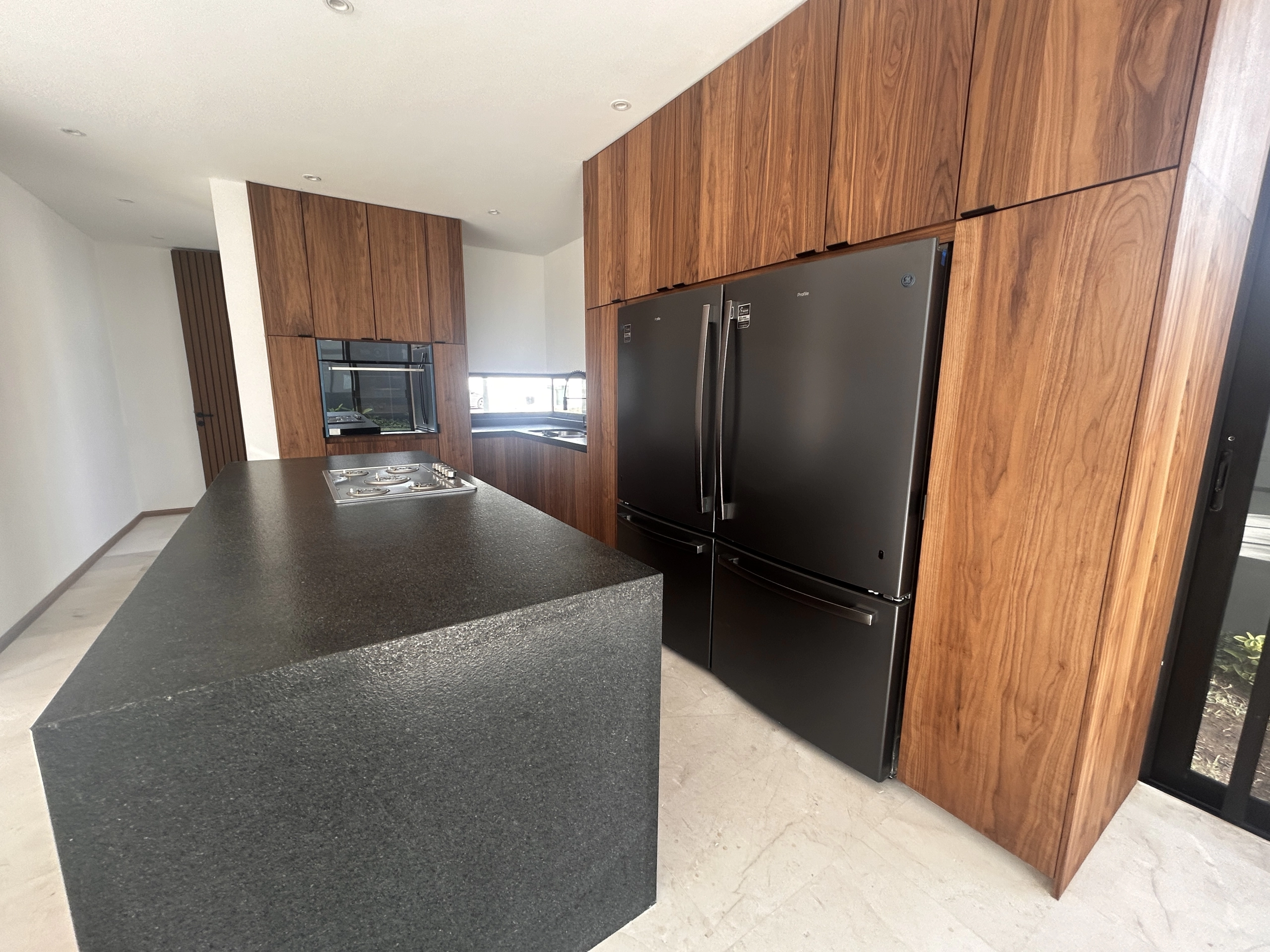 Cocina integral con acabados premium en casa en venta en El Edén Residencial