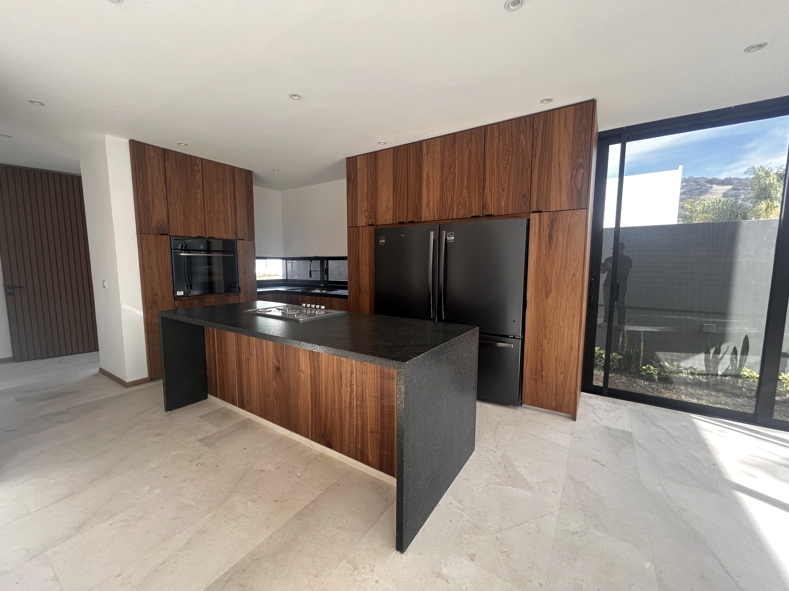 Cocina integral con acabados premium en casa en venta en El Edén Residencial