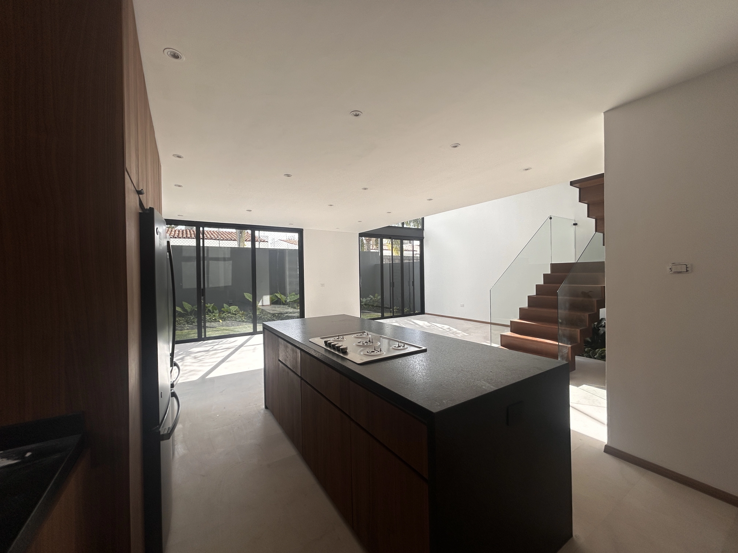Cocina integral con acabados premium en casa en venta en El Edén Residencial