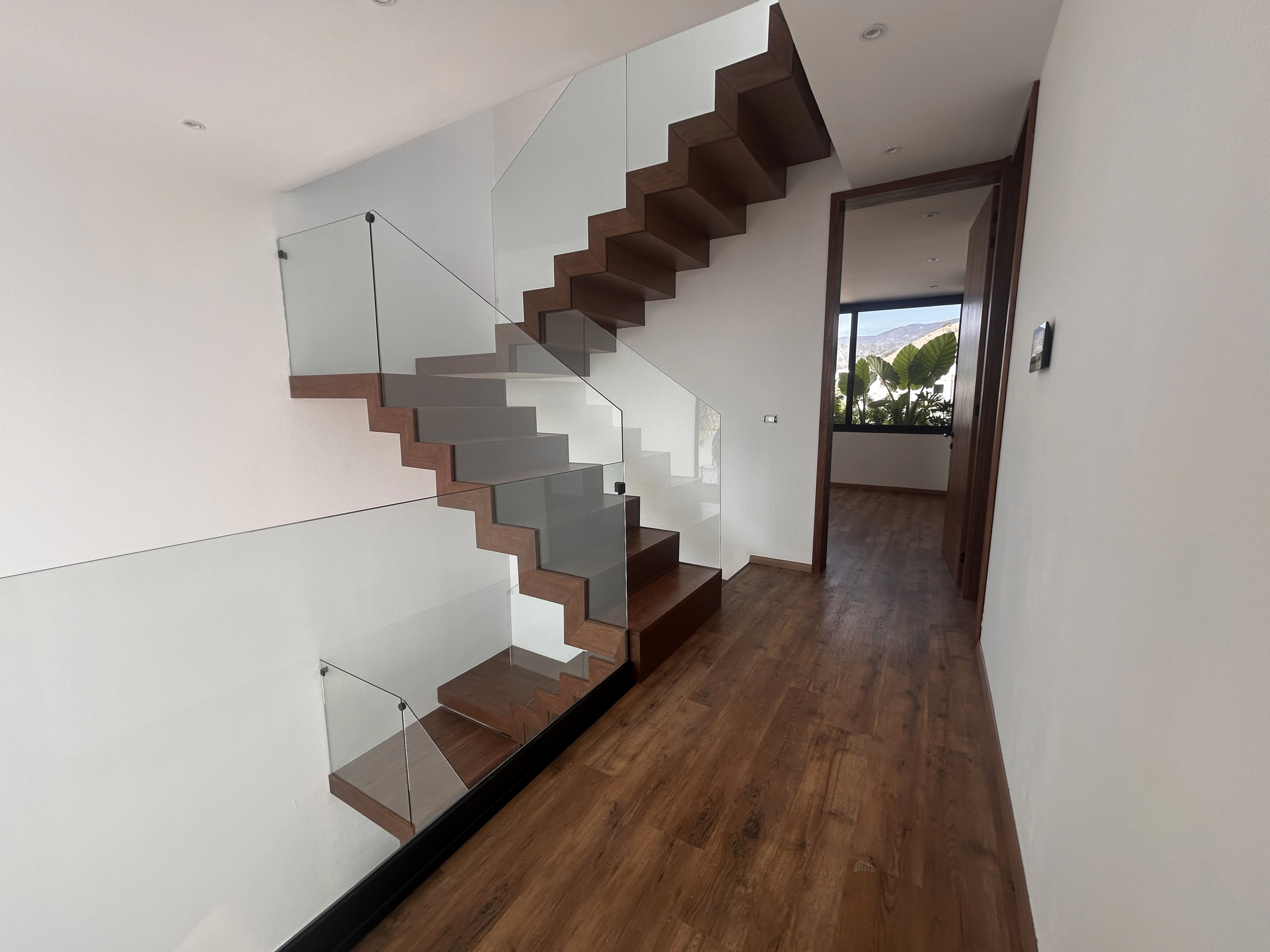 Escaleras interiores en casa en venta en El Edén Residencial Guadalajara