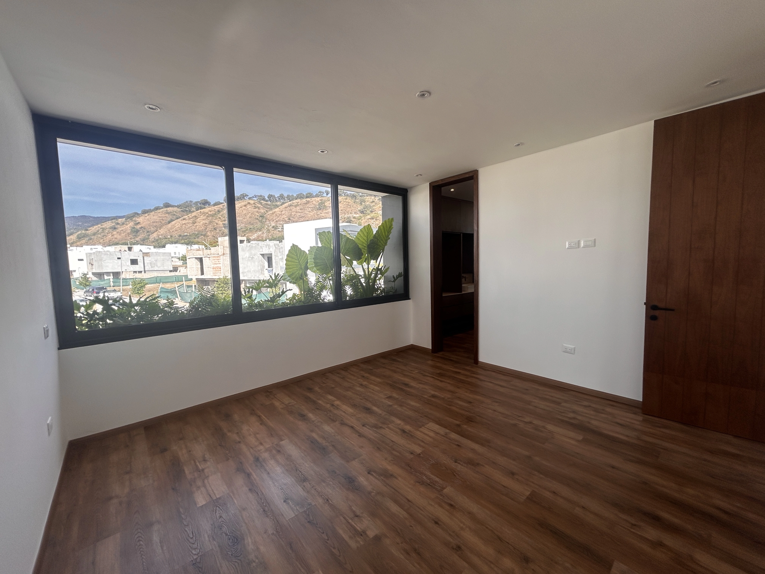 Recámara principal en casa en venta en El Edén Residencial Guadalajara