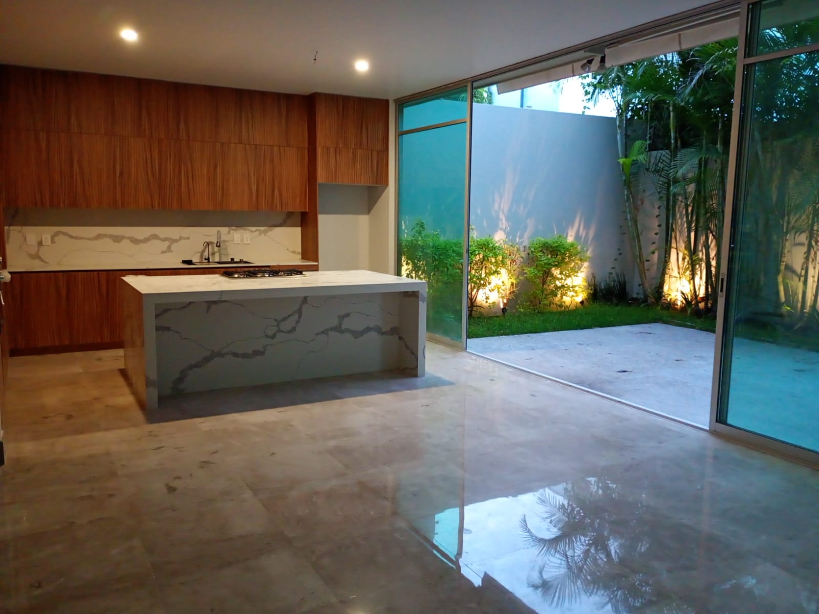 bienes-raices-zapopan-casa-lujo-2 Sala amplia con ventanales de piso a techo en casa de lujo Zapopan