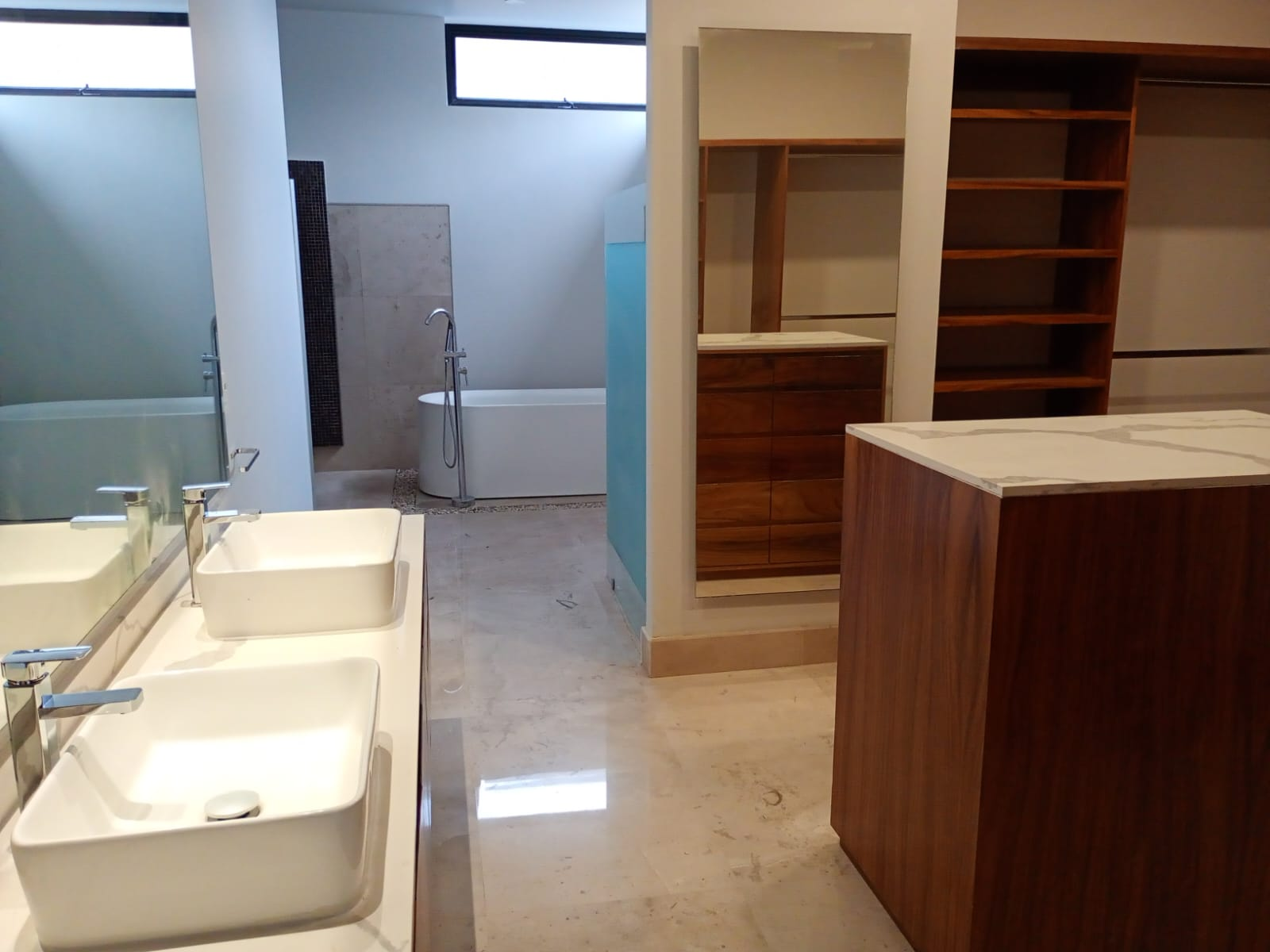bienes-raices-zapopan-casa-lujo-closet-bano Baño completo moderno en residencia de lujo Zapopan
