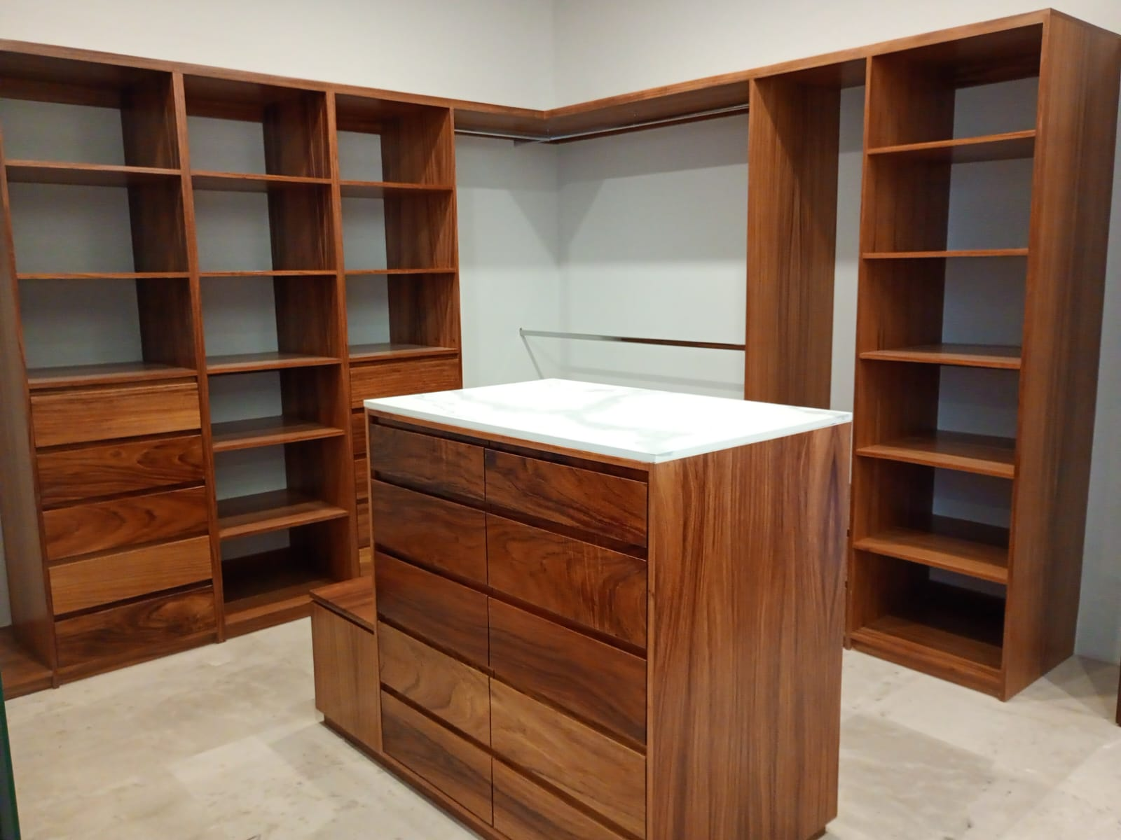 bienes-raices-zapopan-casa-lujo-closet Vestidor amplio en recámara principal de casa en Zapopan