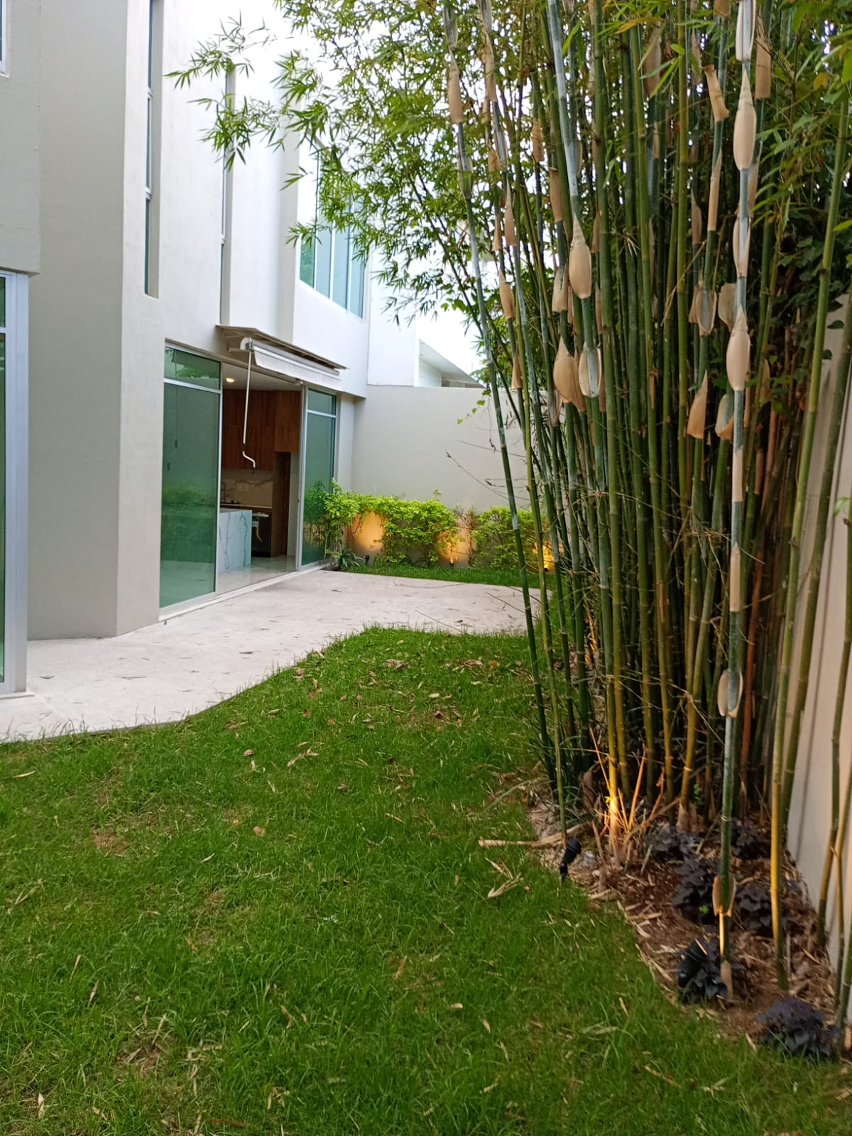 bienes-raices-zapopan-casa-lujo-jardin Jardín privado en casa de lujo en Valle Real Zapopan