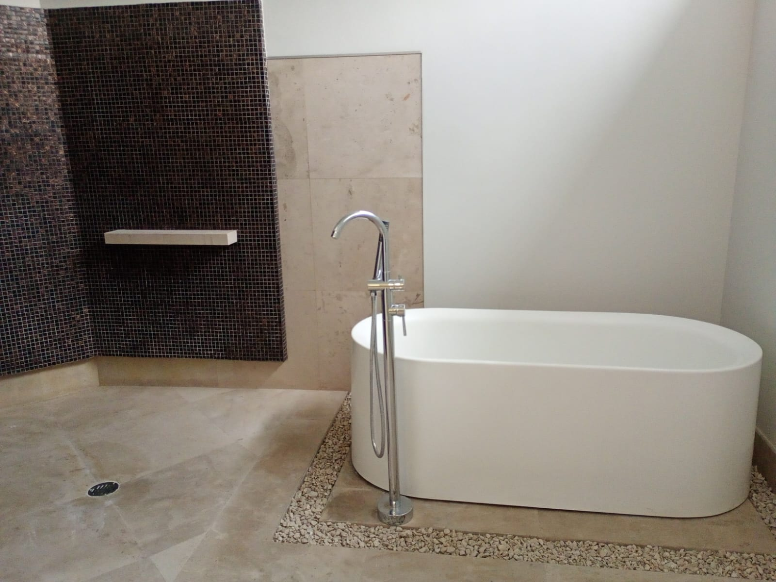 bienes-raices-zapopan-casa-lujo-tina Baño completo moderno en residencia de lujo Zapopan