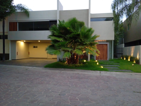 Fachada de casa de lujo en venta en Valle Real Zapopan dentro de coto privado
