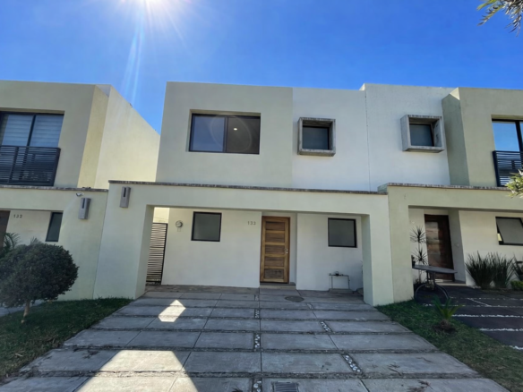 Fachada de casa en venta en coto privado al sur de Guadalajara con cochera para dos autos