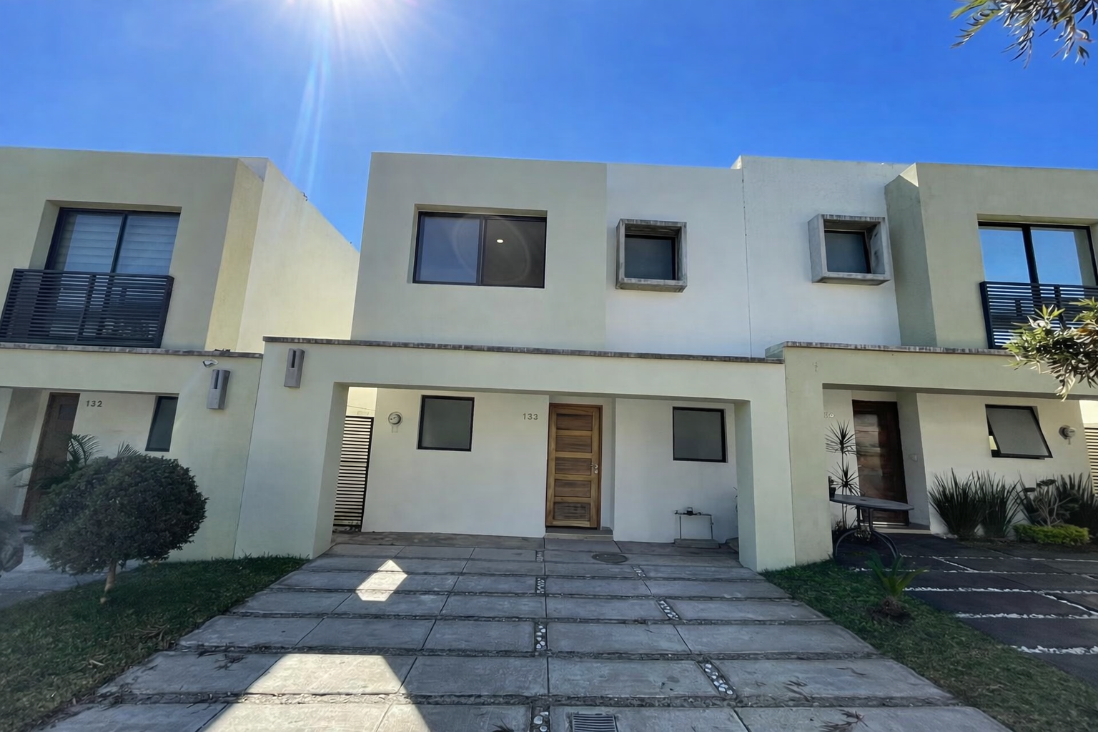 casa-venta-sur-guadalajara-coto-marevna-fachada Fachada de casa en venta en coto privado al sur de Guadalajara con cochera para dos autos