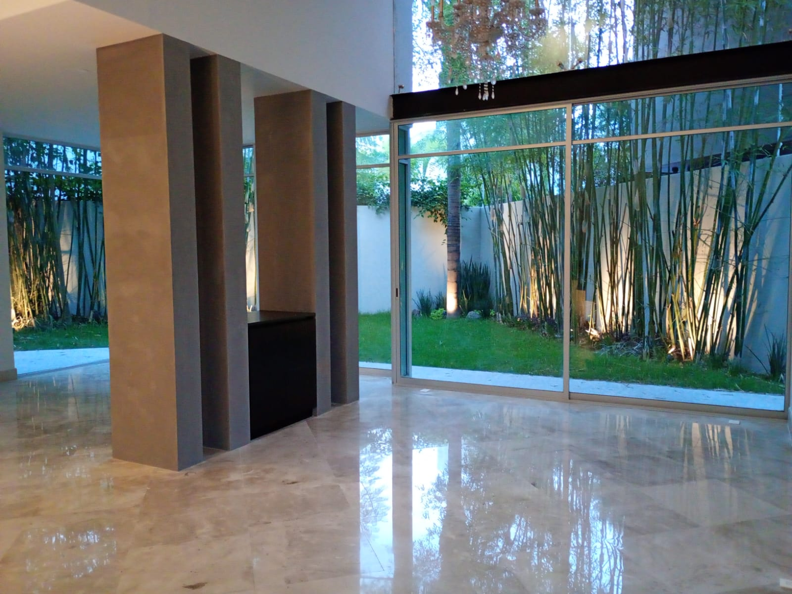 sala-lujo-casa-valle-real Sala amplia con ventanales de piso a techo en casa de lujo Zapopan