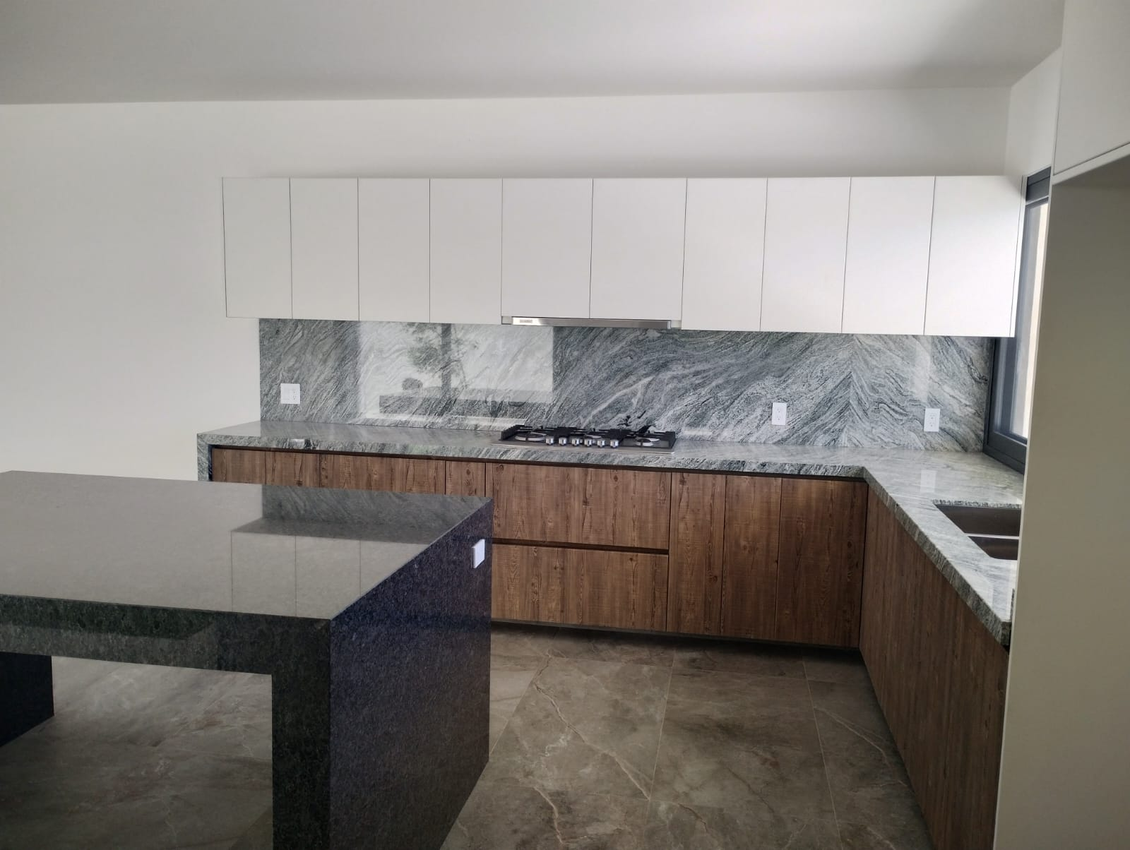 Cocina integral Cocina integral con cubierta de granito e isla
