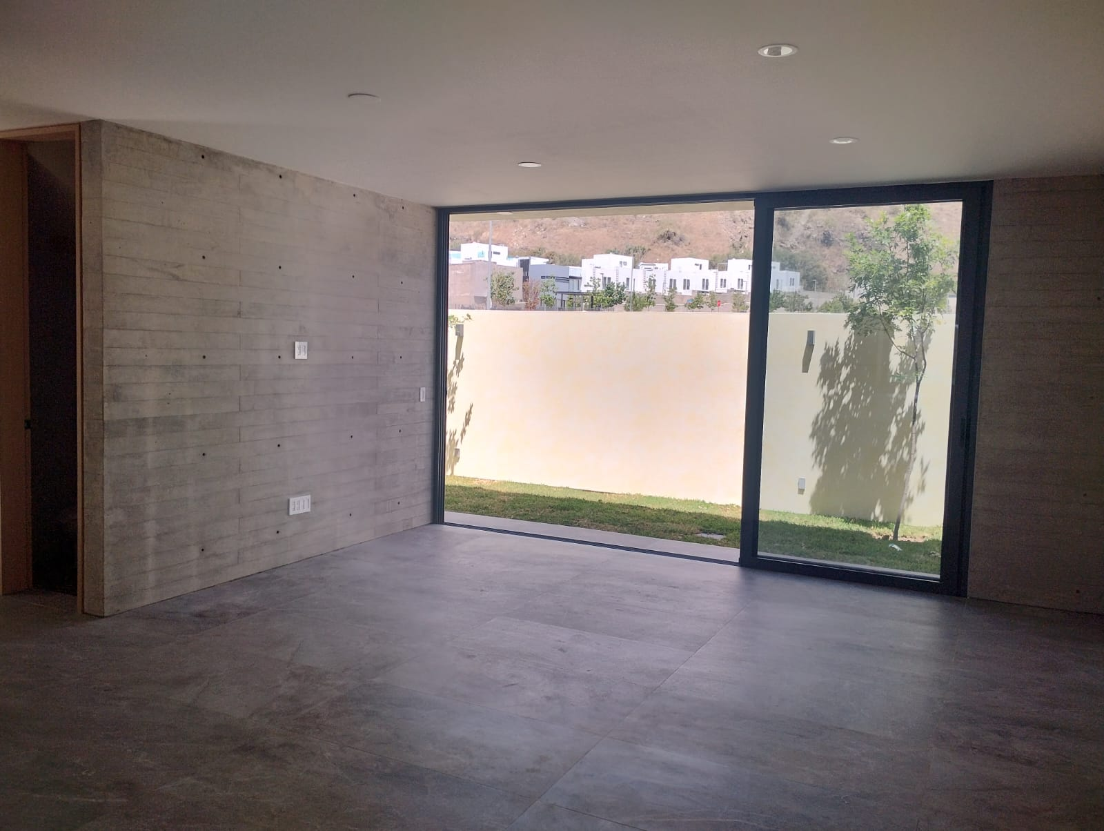 Recámara secundaria Recámara secundaria con baño completo y vestidor