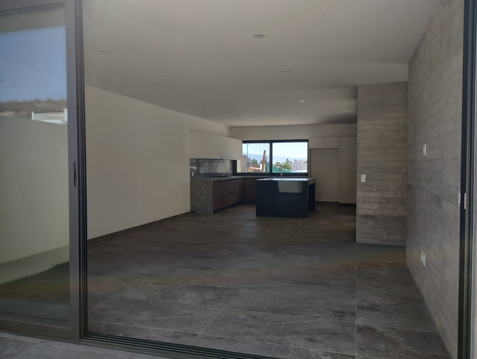 Sala de la casa Sala amplia con excelente iluminación en casa de Edén Residencial
