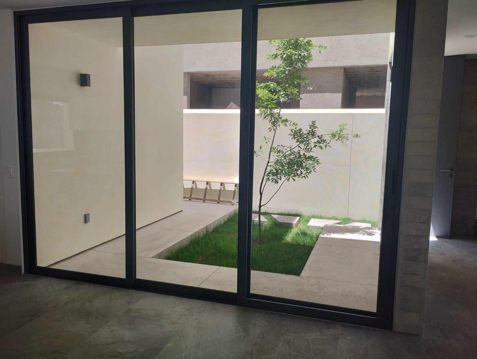 Jardín Jardín privado de casa nueva en Edén Residencial
