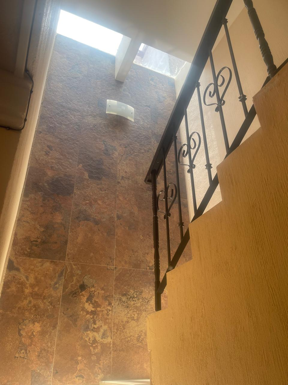 casa-venta-rinconada-san-isidro-zapopan-escaleras Escaleras interiores de la vivienda