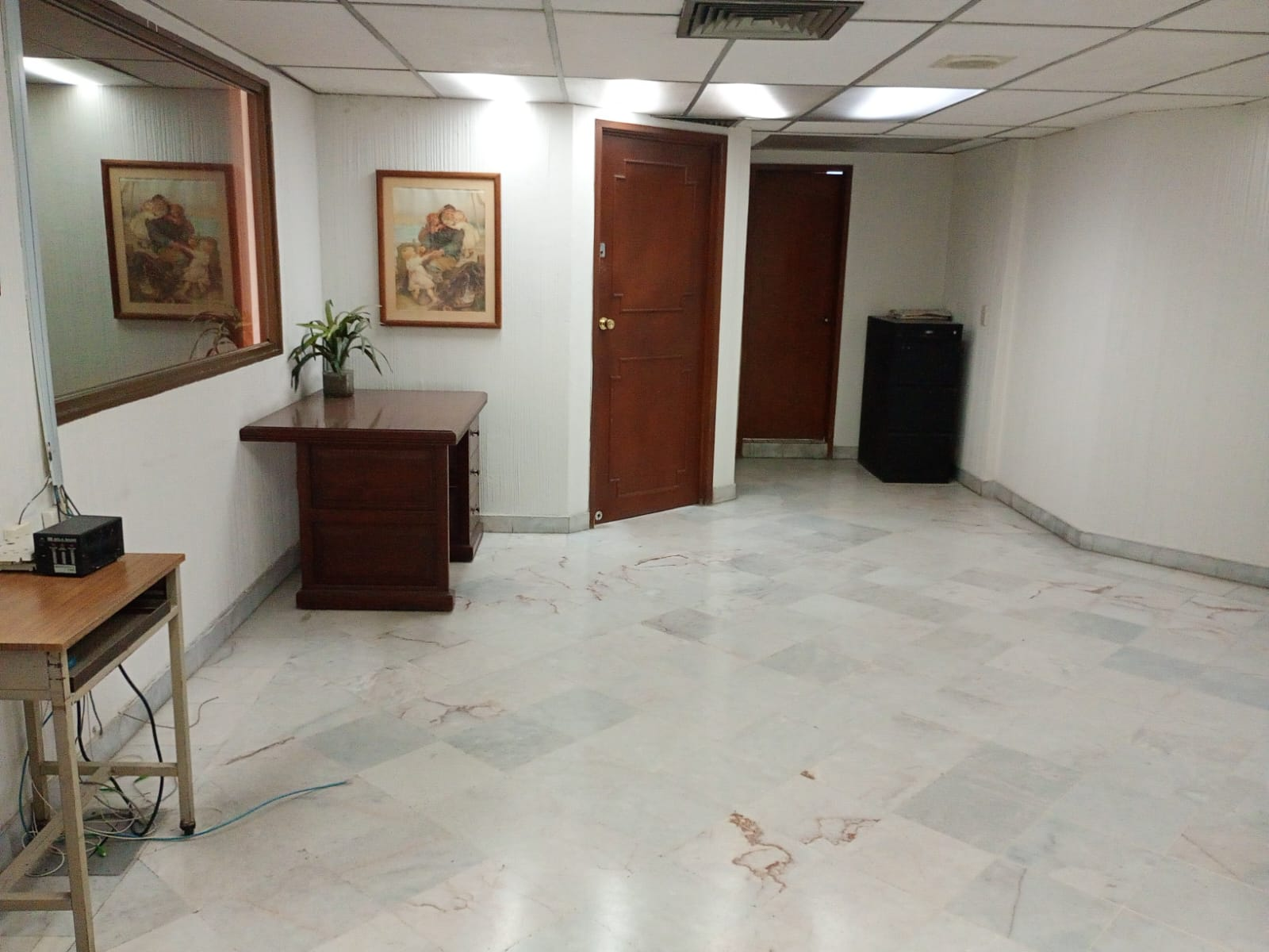Pasillo interior de oficinas Pasillo de distribución de oficinas en Jardines del Bosque